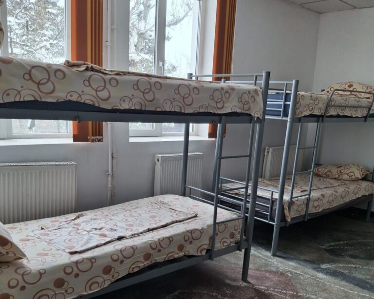 Centrul Social de Urgență pentru Persoane fără Adăpost din Ploieşti, pregătit să crească numărul locurilor, în această perioadă geroasă