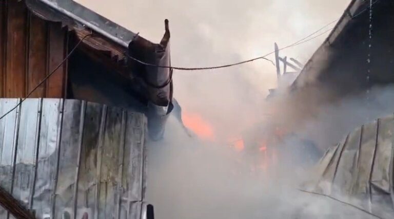 Un bărbat de 85 de ani a dat foc casei în care locuia şi s-a ales cu dosar penal