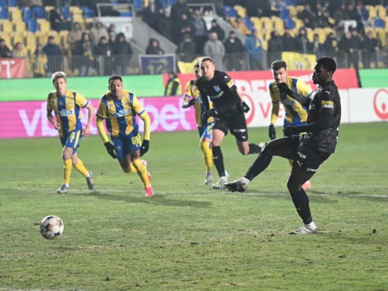 Petrolul s-a făcut de râs în primul meci oficial al anului: 0-4 cu Universitatea Craiova, chiar pe Ilie Oană!