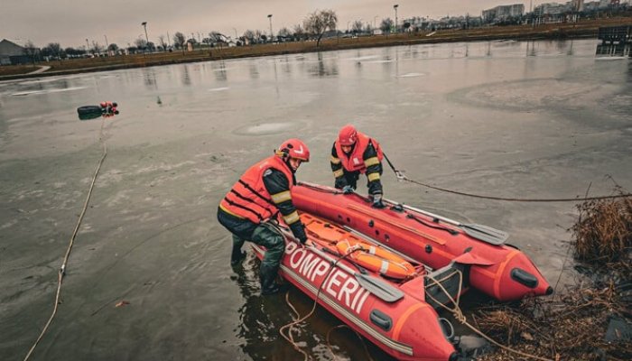 Pompierii militari din Prahova, antrenaţi pentru salvarea persoanelor căzute în ape îngheţate