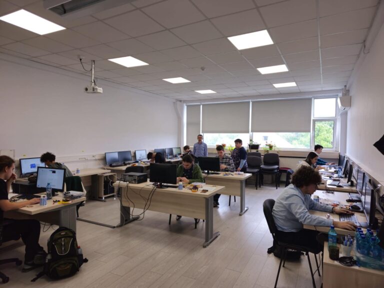 Prahovenii iau cu asalt Olimpiada Naţională de Informatică. 43 de elevi din judeţ au obţinut calificarea în această fază