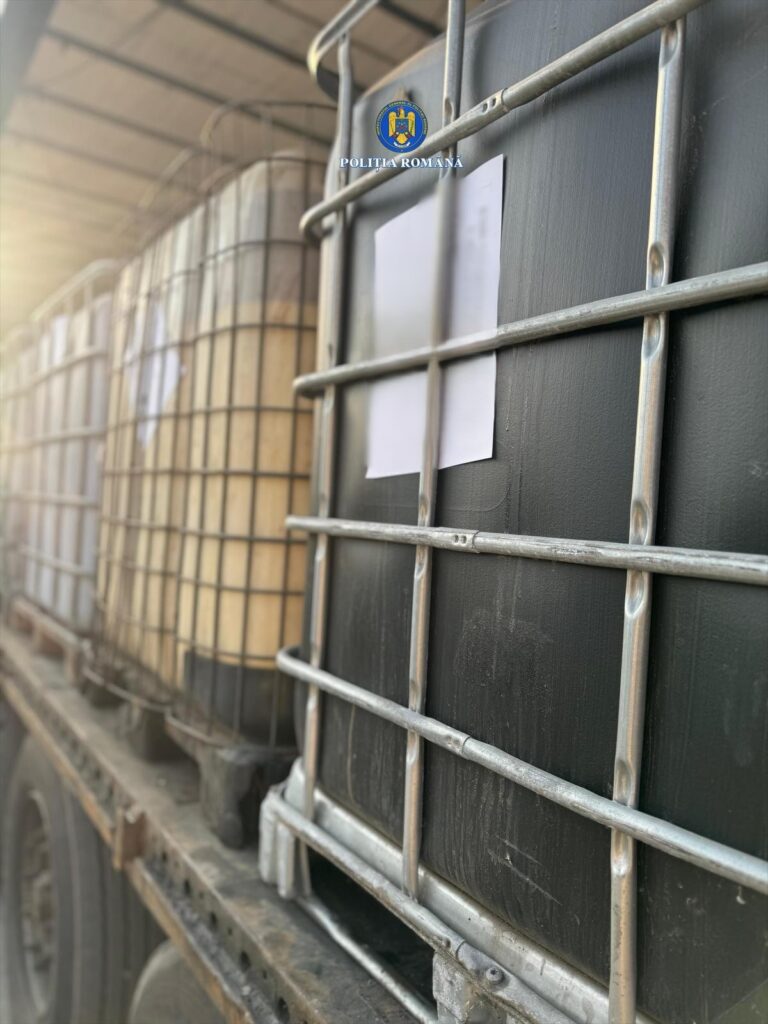 Acţiune a poliţiştilor la societăți bănuite că ar fi deversat deșeuri în albia unui râu