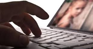 Trei tineri cercetaţi pentru pornografie infantilă